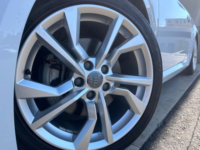 ●純正18インチアルミホイール:輸入車ならではの卓越した走りを支えるホイールと足回りです!日本車の走りに慣れている方にもぜひ体感して頂きたいほど、高いレベルでまとまっています!