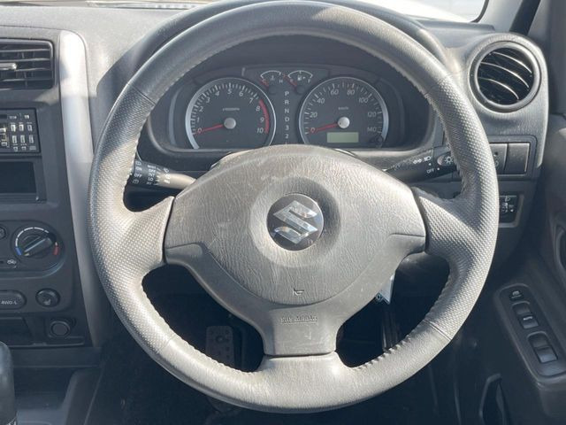 ステアリングも使用感が少なく、きれいな状態となっております♪