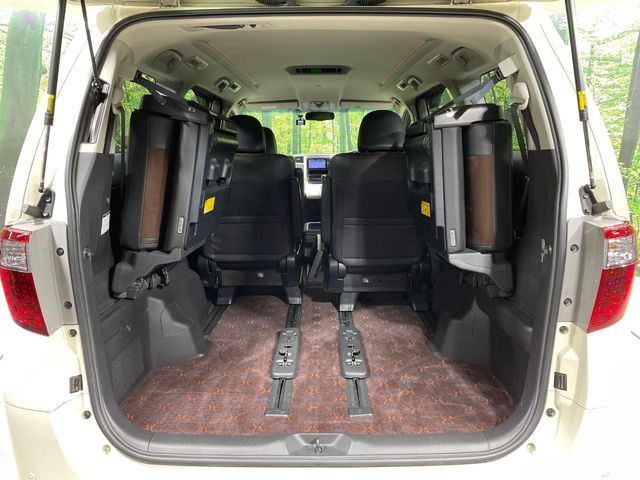 普段のお買い物や通勤、送迎等に十分な荷室スペースを確保しております。セカンドシートを倒すと、大きな荷物の積載も可能です♪