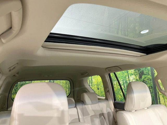 【サンルーフ】開放感たっぷりの希少装備、サンルーフが装着されています!車内に明かりを取り入れたり景色を楽しむ以外にも、車内の空気も簡単に換気できて快適です!