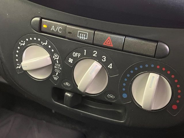 寒い冬も暑い夏も全席に快適な空調を届けてくれる、ダイヤル式エアコンを装備♪