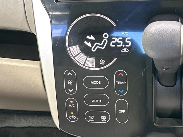 【オートエアコン】一度お好みの温度に設定すれば、車内の温度を検知し風量や温度を自動で調整。暑い…寒い…と何度もスイッチ操作をする必要はありません。快適な車内空間には必須の機能ですね♪