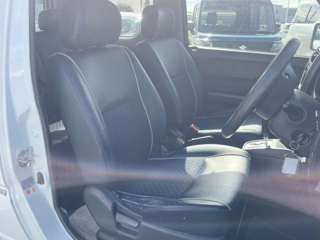 【本革シート】上質な本革を使用し、高級感あふれる本革シート。常に体に触れる部分だから、座り心地の良さにはこだわりたいですね♪汚れの付着や劣化を抑制する内装コーティング施工もおススメですよ♪