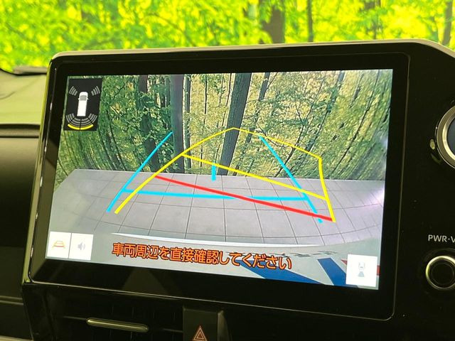 【バックカメラ】駐車時に後方がリアルタイム映像で確認できます。大型商業施設や立体駐車場での駐車時や、夜間のバック時に大活躍!運転スキルに関わらず、今や必須となった装備のひとつです!