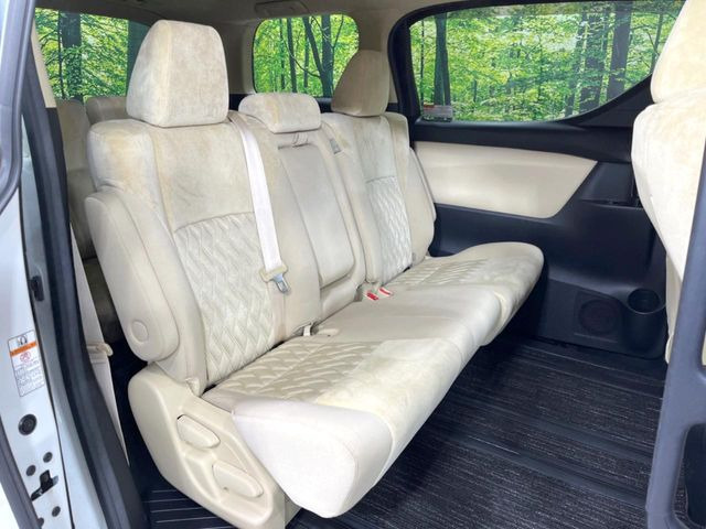 後部座席も気になるようなキズ・汚れやへたり等、大きなダメージはなく、良好な状態です。