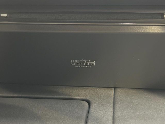 �y�}�[�N���r���\���T�E���h�V�X�e���z���[�J�[�I�v�V�����̍��i�ʃT�E���h�V�X�e���𓋍ځB��p�̃`���[�j���O���{���ꂽ�召�l�X�ȃX�s�[�J�[����ǎ��ȃT�E���h���t�ł��A�Տꊴ���ӂ�鉹����Ԃ����o���܂��B