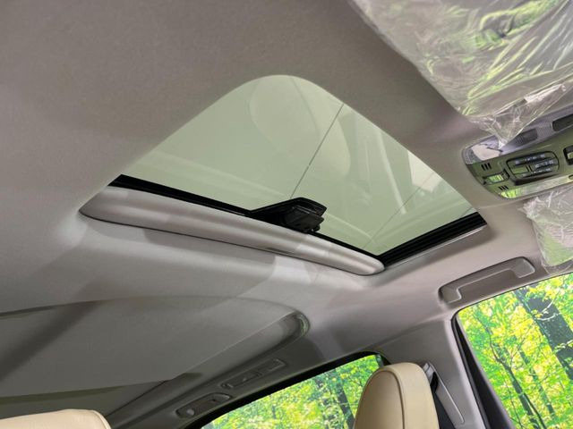【サンルーフ】開放感たっぷりの希少装備、サンルーフが装着されています!車内に明かりを取り入れたり景色を楽しむ以外にも、車内の空気も簡単に換気できて快適です!