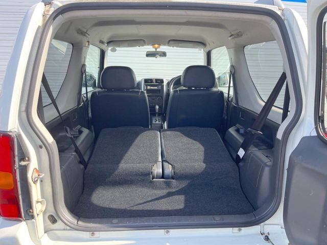 後席を格納すると、これだけの広さが!シーンに合わせたシートアレンジで、大きな荷物も積むことが出来ます♪