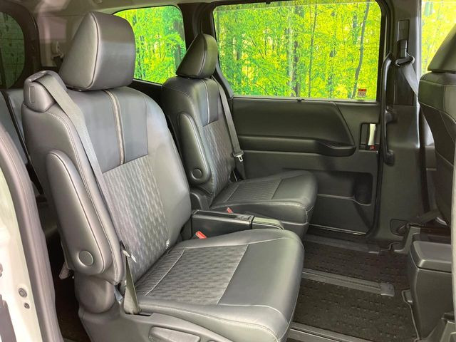 後部座席も気になるようなキズ・汚れやへたり等、大きなダメージはなく、良好な状態です。