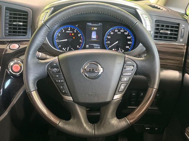 ���̃X�e�A�����O�́A�^�]�������̂��Ƃ��l���A�^�]���₷���`��A�傫���ł��B�����x�A���ۂɐG���Ă��m���߂��������B