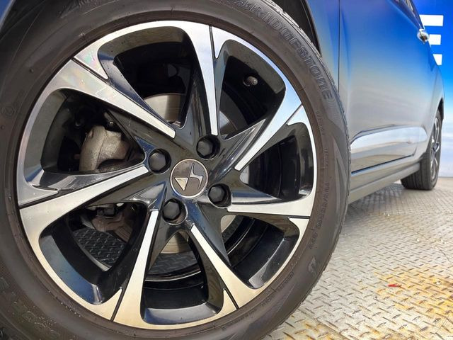 ●純正16インチアルミホイール:輸入車ならではの卓越した走りを支えるホイールと足回りです!日本車の走りに慣れている方にもぜひ体感して頂きたいほど、高いレベルでまとまっています!