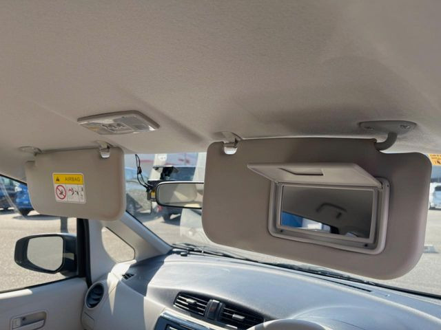 【バニティミラー】サンバイザー裏に設置されたミラーで身だしなみチェック!ちょっとしたメイク直しにも活躍します♪