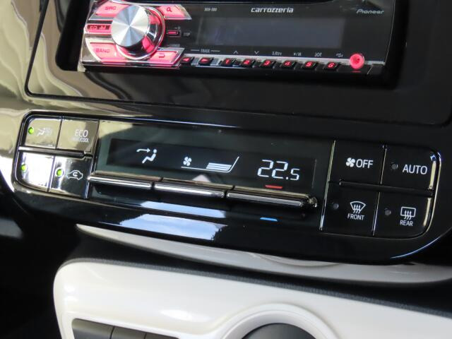 オートエアコン装備。温度設定ができて、室内快適ですよ。