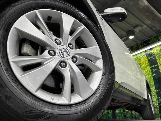 【純正16インチアルミホイール】外観にマッチした純正アルミホイールを装着しております。各種社外アルミホイールや、スタッドレスタイヤも取扱いしております。是非ご相談ください♪