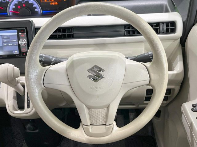 �C���e���A�ɍ��킹���f�U�C���̃X�e�A�����O�́A�^�]�������̂��Ƃ��l���A�^�]���₷���`��A�傫���ł��B�����x�A���ۂɐG���Ă��m���߂��������B