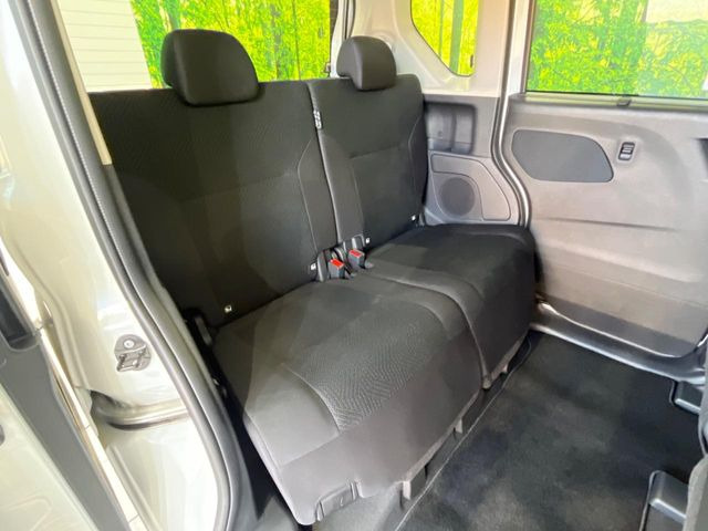 後部座席も気になるようなキズ・汚れやへたり等、大きなダメージはなく、良好な状態です。