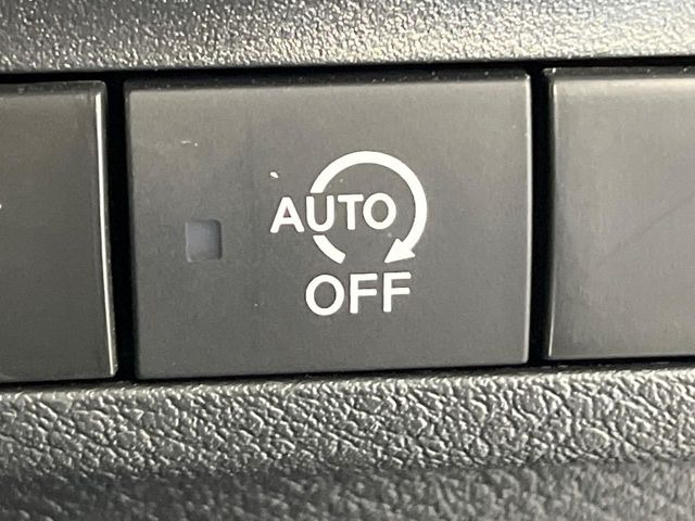 【アイドリングストップ】赤信号や渋滞で停車した際にエンジンを停止し、無駄な燃料の消費を抑えます。燃費向上や環境保護につなげる機能♪エンジンはブレーキを離せば再始動します。