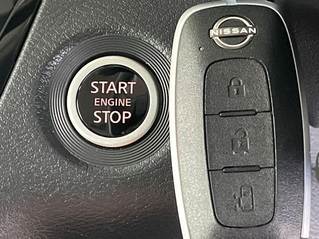 【インテリジェントキー】カバンやポケットに入れたままでもドアの施錠・解錠が可能なスマートキーを装備。エンジンのオン・オフ時もカギを取り出す必要が無いからとっても便利です♪