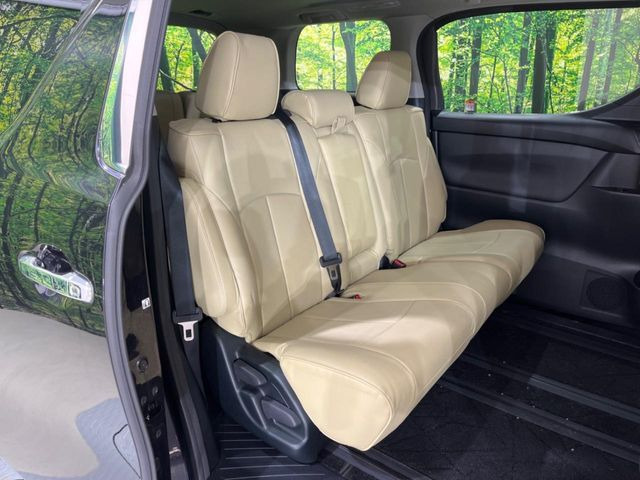 後部座席も気になるようなキズ・汚れやへたり等、大きなダメージはなく、良好な状態です。