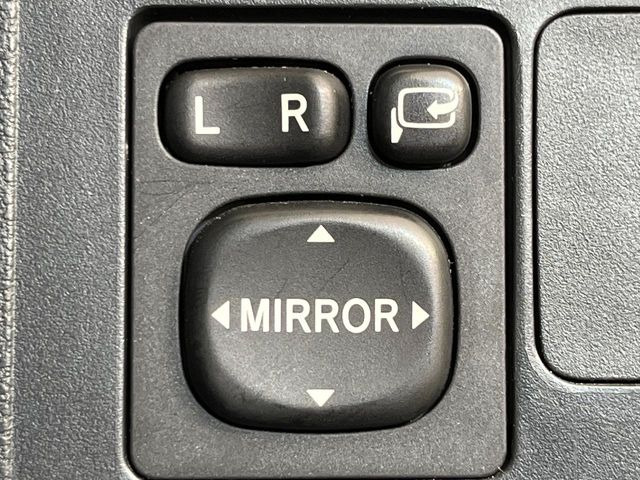 【電動格納ミラー】サイドミラーは電動格納式となっており、狭い駐車場でもキズがつくリスクを抑えられます。