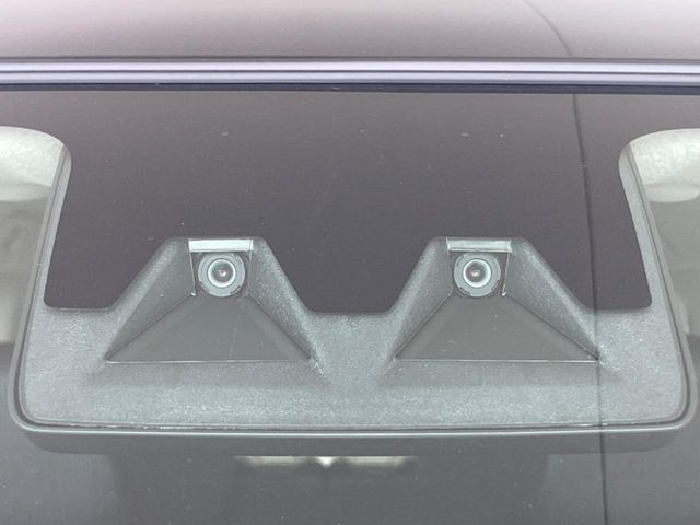 【スマートアシスト】走行中に前方の車両等を認識し、衝突しそうな時は警報とブレーキで衝突回避と被害軽減をアシスト。より安全にドライブをお楽しみいただけます。