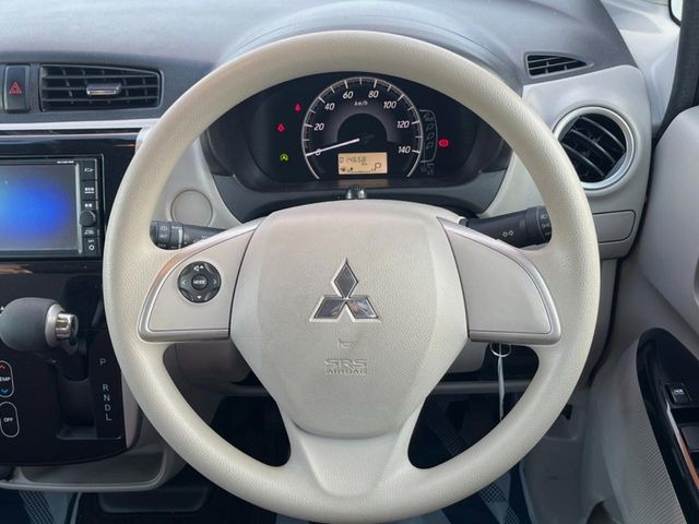 �C���e���A�ɍ��킹���f�U�C���̃X�e�A�����O�́A�^�]�������̂��Ƃ��l���A�^�]���₷���`��A�傫���ł��B�����x�A���ۂɐG���Ă��m���߂��������B