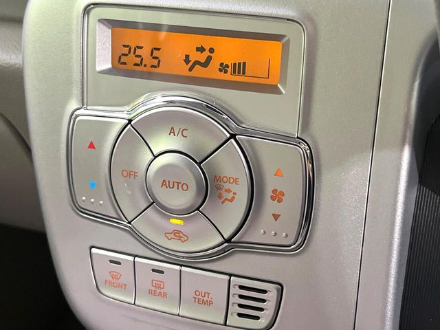 【オートエアコン】一度お好みの温度に設定すれば、車内の温度を検知し風量や温度を自動で調整。暑い…寒い…と何度もスイッチ操作をする必要はありません。快適な車内空間には必須の機能ですね♪