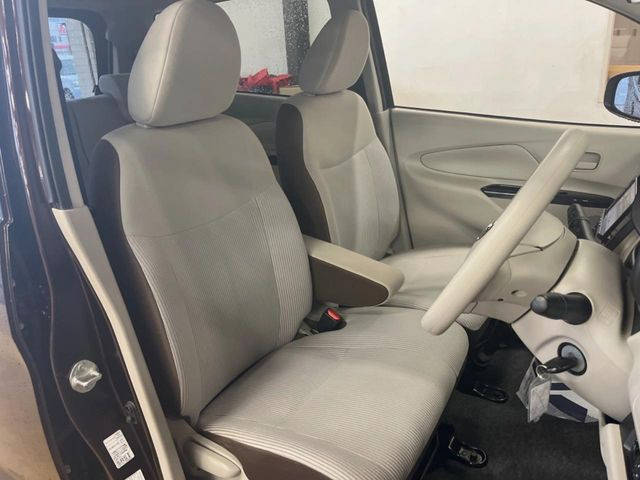 運転席まわりには十分なスペースがあり、大柄な方でもゆったり運転していただける環境です。
