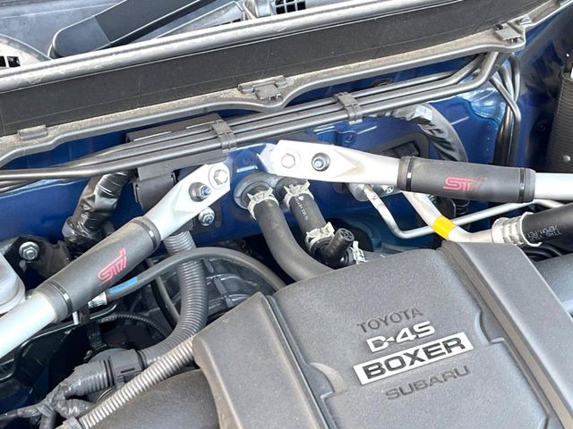 【STIタワーバー】お車の剛性を高めるタワーバーを装備。よりスムーズなコーナリング走行が可能となり、走りも楽しめます。