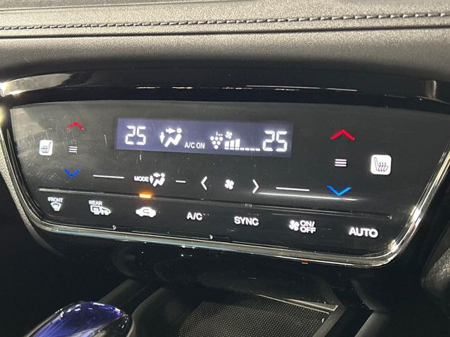 【左右独立型フルオートエアコン】運転席と助手席でそれぞれお好みの温度に設定可能。同乗者にも配慮した、快適な空調をお届け致します。