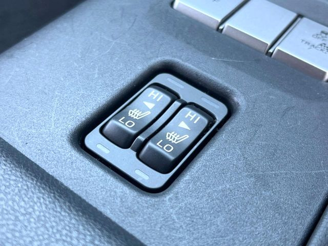 【シートヒーター】寒い日に重宝するシートヒーター!エアコンより早く温まってくれるので寒がりの人も安心ですね♪エアコンの温風は乾燥するから苦手、という方にもをおすすめです。