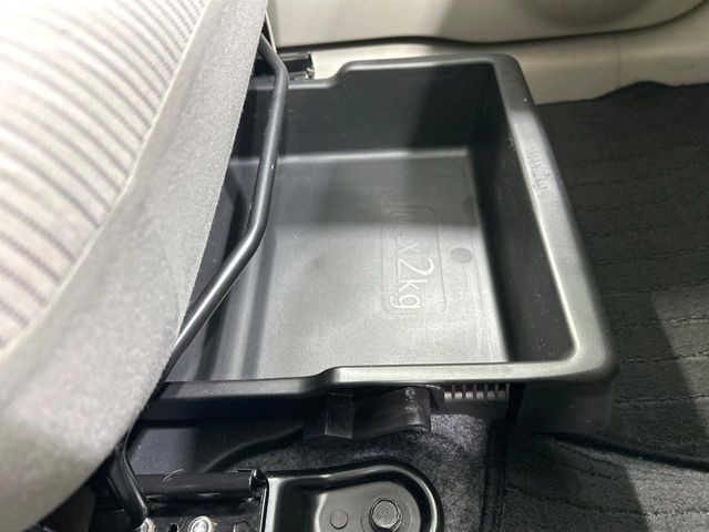 【シートアンダーボックス】シートの下に大容量の収納スペースが備わっており、靴や洗車グッズなど、外から見られたくないものをすっきり収納できて便利!