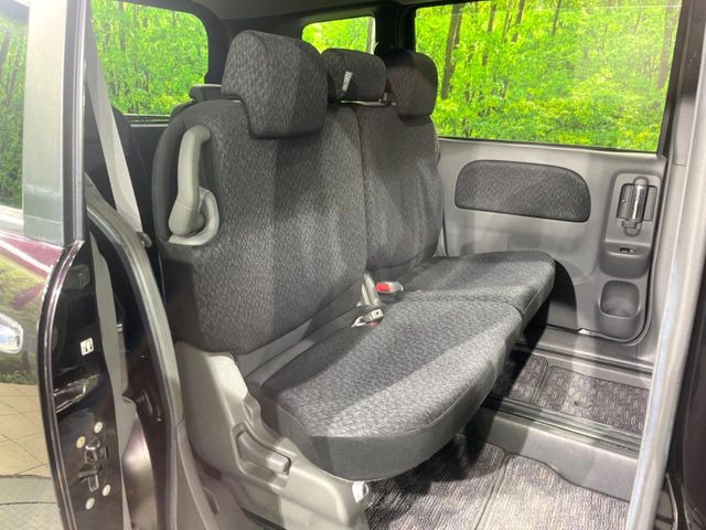 後部座席も気になるようなキズ・汚れやへたり等、大きなダメージはなく、良好な状態です。