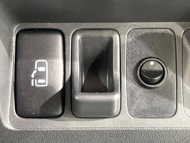 【パワースライドドア】スマートキーや運転席のスイッチでスライドドアの開閉が可能♪電動だから力を入れてドアを開ける必要が無く、小さいお子様でも、重い荷物を持っている時もラクに開け閉めできます♪