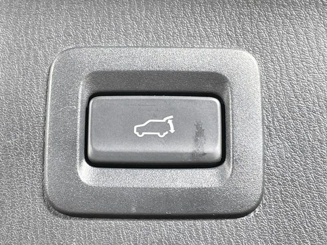 【パワーバックドア】スマートキーや運転席のボタンを押すだけでリアゲートが自動で開閉します!荷物を持っている時や、高い位置にあるバックドアを閉める際に便利な機能です♪