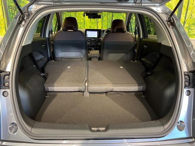 ���i�̂���������ʋ΁A���}���ɏ\���ȉ׎��X�y�[�X���m�ۂ��Ă���܂��B�Z�J���h�V�[�g��|���ƁA�傫�ȉו��̐ύڂ��\�ł���