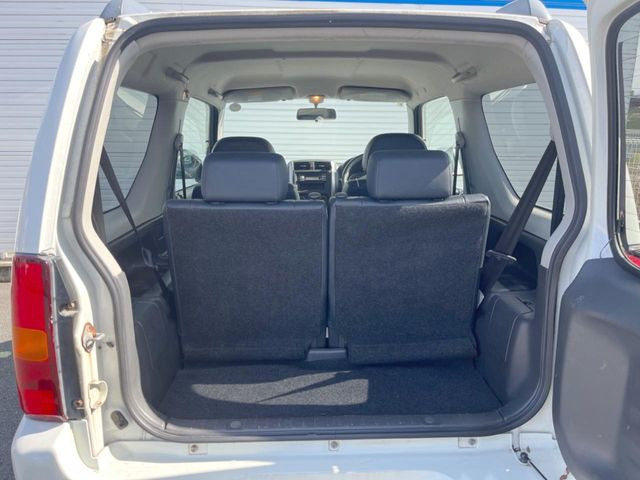 普段のお買い物や通勤、送迎等に十分な荷室スペースを確保しております。セカンドシートを倒すと、大きな荷物の積載も可能です♪