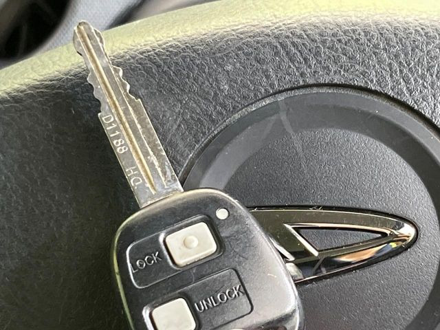 【キーレス】少し離れた場所からでもボタン一つでドアの開錠・施錠ができるのでとっても便利!ドアの鍵穴周りに傷をつけることもありません♪