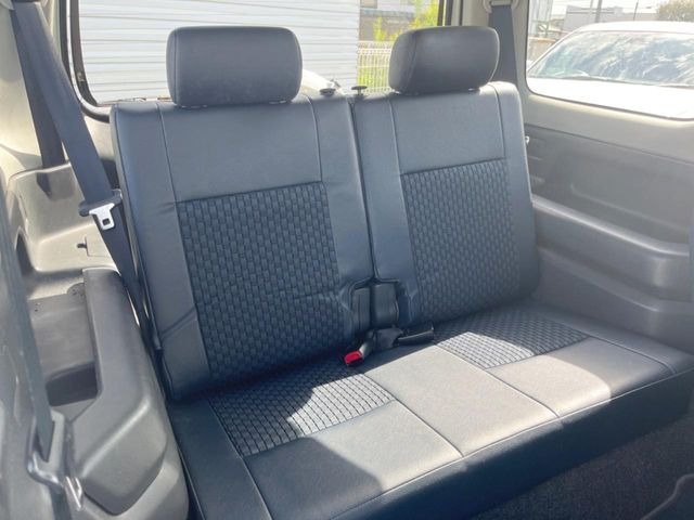 後部座席も気になるようなキズ・汚れやへたり等、大きなダメージはなく、良好な状態です。