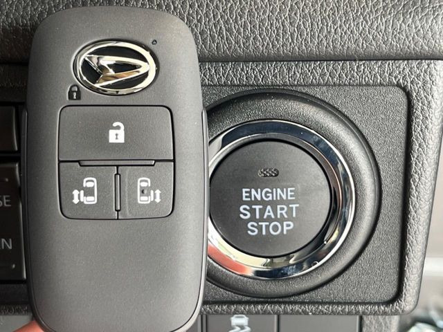【キーフリーシステム】カバンやポケットに入れたままでもドアの施錠・解錠が可能なスマートキーを装備。エンジンのオン・オフ時もカギを取り出す必要が無いからとっても便利です♪