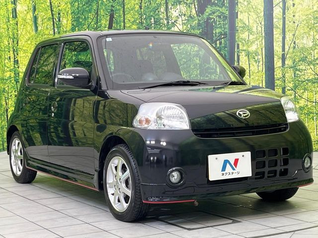 高透明度のガラス皮膜で撥水はもちろん、上質なツヤ・光沢を実現。紫外線や酸性雨から大切な愛車を保護し、色あせ・劣化を防止。「弾スプラッシュコート」、「弾プリミッサコート」からお選びいただけます。