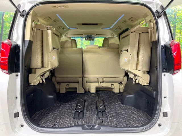 積み下ろしのしやすいデッキにはたっぷりと荷物を積み込んでいただけます。遊びから仕事まで、様々なシーンで頼れます♪