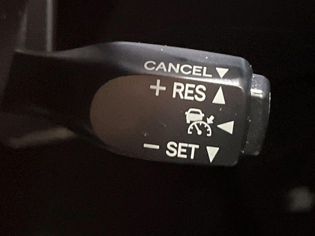 【全車速追従機能付クルーズコントロール】高速道路での長距離走行が楽に!!自動で速度を保つクルーズコントロールが、衝突軽減システムと連携し、前方の車両を感知して車間を保つように速度調節してくれます!!