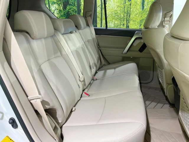 後部座席も気になるようなキズ・汚れやへたり等、大きなダメージはなく、良好な状態です。