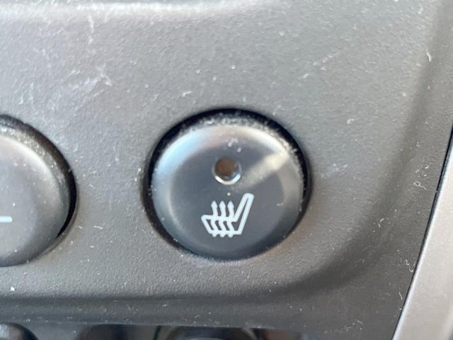 【シートヒーター】寒い日に重宝するシートヒーター!エアコンより早く温まってくれるので寒がりの人も安心ですね♪エアコンの温風は乾燥するから苦手、という方にもをおすすめです。