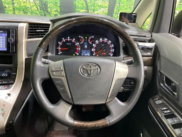 【ウッドコンビステアリング】高級感ある木目調パーツを採用した手に良く馴染むコンビハンドル。運転席廻りの雰囲気も一気に豪華になります!