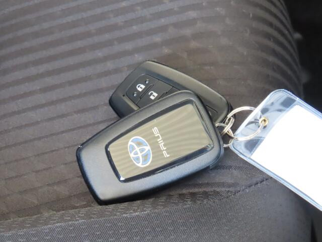 キーをポケットに入れたままでもエンジンON/OFF、ドア施錠/開錠可能♪便利なスマートキー付です♪