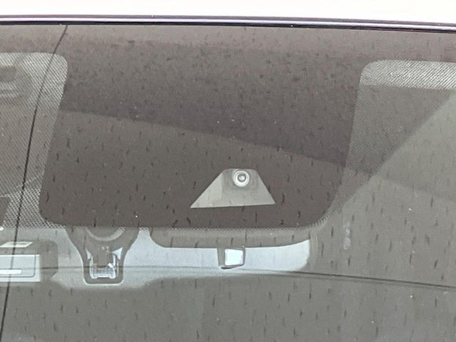 【エマージェンシーブレーキ】走行中に前方の車両等を認識し、衝突しそうな時は警報とブレーキで衝突回避と被害軽減をアシスト。より安全にドライブをお楽しみいただけます。