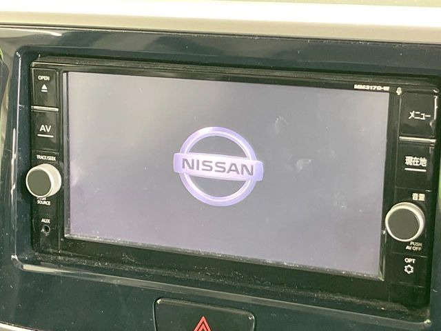 【純正ナビ】人気の純正ナビを装備しております。ナビの使いやすさはもちろん、オーディオ機能も充実!キャンプや旅行はもちろん、通勤や買い物など普段のドライブも楽しくなるはず♪