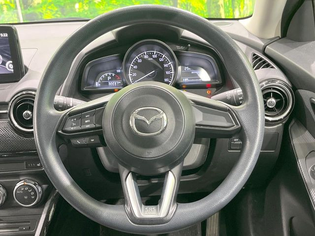 �C���e���A�ɍ��킹���f�U�C���̃X�e�A�����O�́A�^�]�������̂��Ƃ��l���A�^�]���₷���`��A�傫���ł��B�����x�A���ۂɐG���Ă��m���߂��������B